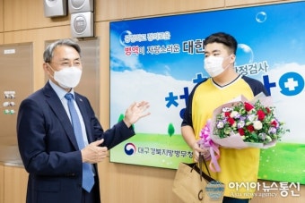 체중 감량 후 현역 입영 희망자 격려하는 모종화 병무청장