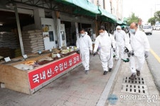 [아통포토] 희망일자리사업 참가자들과 방역활동 하는 황인호 동구청장