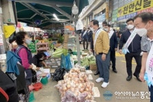 [사진뉴스] 박상돈 천안시장, 추석 대목 중앙시장 방문…상인들 위로·격려