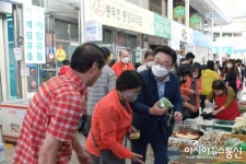 [아통 포토] 동두천 중앙시장에서 추석 장 보는 김성원 의원