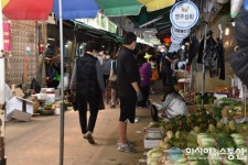 인천 부평깡시장에서 제수용품 구입하고 있는 시민들