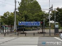 안산시 상록구 사동 성안고사거리 안산시장 윤화섭 불법현수막을 걸어 시민들에게 불편을 주고 있다.