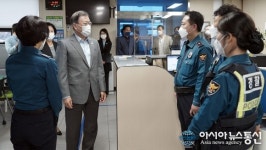 문 대통령, 추석 연휴 근무 경찰·소방관 격려...여러분 덕에 국민 편안