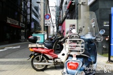 강남역 인근 골목.. 오토바이들 줄 지어 불법 주정차..차량들 통행에 불편