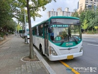 한 개의 차선에 불법 주차한 나사 빠진 안양 삼영운수 51번 버스