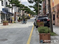 경기 수원시 팔달구 행궁동 사람들이 지나다니는 인도에 자동차 불법주차... 관광객들 불편을 호소... 과연 누가 단속을 하는가....