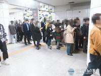 판교역, 거리두기 미실천하며 출근하는 시민들