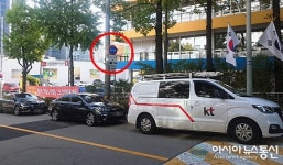 지나가는 차량운행 불편하게 하는 서울 국기원 입구 불법주정차 된 차량