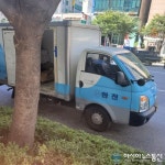 도로의 불법주정차 하는 한진택배 차량..운전자들 교통 체증에 불편 겪어