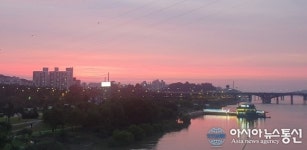 서울 양화한강공원에서 바라본 코로나19 잊게 만드는 노을진 도심