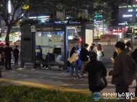 강남역 인근 버스 정류장 앞...퇴근 길에 오르는 시민들 거리두기 2M는 보기 힘들어
