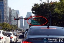 서울 서초구앞, 사거리 교통표지판 무용지물 개선시급하다