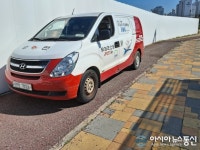 우체국, 인도를 주차장으로 만들려는 건지.. 시민들 왜 택배차량이 인도에 있어