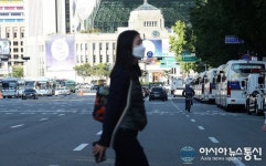 한글날 집회, 서울시청 앞 횡단보도를 건너는 시민