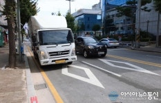 경기 이천 LG전자 차량, 불법 주·정차…큰 차때문에 주변이 안보여요