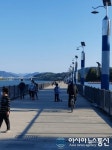 ‘코로나 힐링’…충주 탄금호 무지개길 걷는 시민들