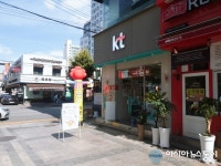우수매장 KT 휴대폰 대리점, 도로를 점령해...시민들 통행에 불편