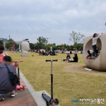 일산 호수공원, 노래분수대로 나들이 나와...돗자리 깔고