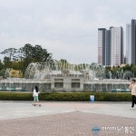 일산의 명소인 노래하는분수대에 시민들 발길 이어져