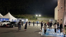 긴급 검체 검사를 받으려고 강릉 보건소를 방문한 학생들과 학부모들