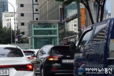 강남 사거리, 불법 주정차로 교통체증 심각
