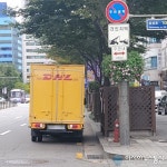 택배차량, 서울 강남구 불법 주정차…지나가는 시민 불편 호소