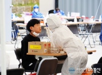 코로나19 검사를 받고 있는 강릉 관동중 학생들