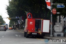 강남 사거리, 불법 주정차 금지구역에 우체국택배는 합법?