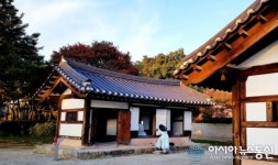 전주 한옥마을 경기전 문 활짝...관광객에 인기