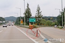 운전자 운행 위협하는 깨지고 뽑힌 시선 유도봉