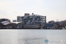 포항 해상공원 광장서 본 포항수협 죽도위판장
