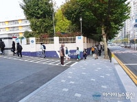 서울 서초구 한 초등학교, 거리두기 지키며 등교하는 학생들