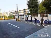 서울 서초구 한 초등학교, 코로나19 시대 마스크 착용한 채 등교하는 학생들