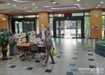 텅 빈 과천시청의 코로나19 검사대