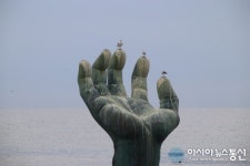 상생의 손에 앉은 갈매기 3형제