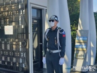 헌병 군인, UN 조각 공원 앞 꿋꿋이 자리 지켜