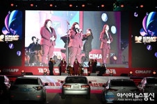 자동차극장 입장 차량들 앞에서 공연하는 충주시 성악연구회＆루체 앙상블