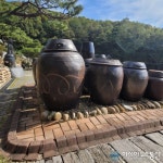 전통장류테마공원 뒤웅박고을, 넘쳐흐르는 장독대