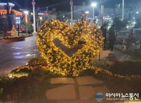 조명에 황금빛으로 빛나는 하트 조형물