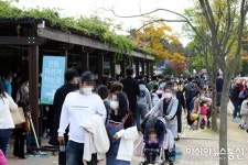 마스크는 지만 거리두기는 실종인 팜랜드