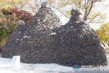 괴산군 환경문화전시장 지키는 타임캡슐돌탑