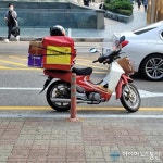 우체국 오토바이, 도로 위 불법·주정차 시민들 현행법이 없는 게 말이 안 돼