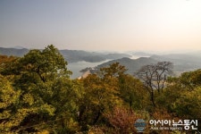 미세먼지만 없었으면...청주 현암사에서 바라다본 대청호 풍광