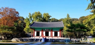 전주한옥마을 내 전주향교에서 가을 정취 만끽해요