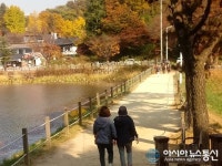 청주 상당산성 마을 앞 저수지 산책하는 시민들