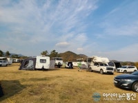 청명한 가을 하늘 아래 야영 즐기는 캠핑족
