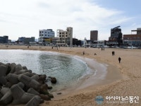 강원 경포해변 옆 강문해변, 궂은 날씨에도 방문객들 발길 이어져