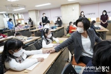 점자대회 참가한 서울맹학교 학생 손 잡고 대화하는 김정숙 여사