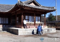 보은군 ‘99칸 우당 고택’ 호박꼬지 바라보는 관람객