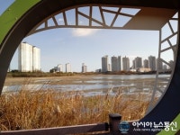 바닥 드러낸 오송 연제저수지와 아파트 단지